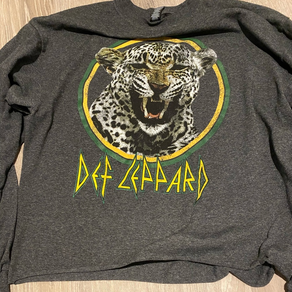 Def Leppard Woman’s tee crop hem